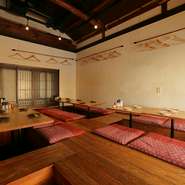 古き良き趣を感じる店内には、掘りごたつタイプの座敷も完備。リラックスしつつ炭火焼きや酒を楽しめます。一味違った宴会や女子会を繰り広げたい、そんな場面にもオススメです。