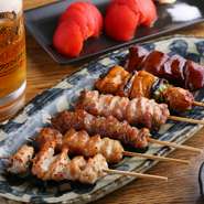 富士の麓でのびのびと育った銘柄鶏を、炭火で焼き上げたこだわりの串物はいずれも絶品。各部位をシンプルに活かした一本から、こだわりのつくね、おまかせの盛り合わせも楽しめます。