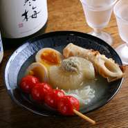 風味豊かな鶏だしをベースに、仕込んだこだわりの逸品。鶏の旨みが染み渡るおでんもまた、定番から鶏・野菜串までバラエティ豊富。おまかせでの盛り合わせオーダーもオススメです。