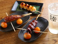 ※きんかんレバー（写真手前）、きんかんつくね（写真中央）。