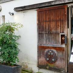 赤羽駅徒歩1分。昭和の面影を残す場所で、のんびり炭火焼を堪能