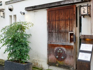 赤羽駅徒歩1分。昭和の面影を残す場所で、のんびり炭火焼を堪能