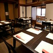 2階には4名のテーブル席が4卓あり、最大で24名は入室可能です。会社の各種宴会や、親しい仲間との飲み会、家族や親せきの集まりにオススメです。コース料理もあり、飲み放題を付けることも可能です。