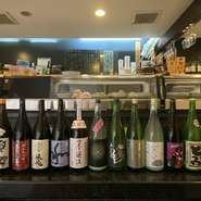 “お酒好きな方を納得させるラインナップ”をコンセプトに取り揃えているアルコールメニュー。日本全国各地から取り寄せた、季節ごとに変わる地酒や焼酎も、店の自慢のひとつです。