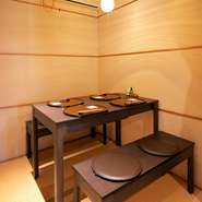 落ち着きのある和空間は、大切な人をもてなすシーンに格好の場。本格的な和食と吟味された美酒に舌鼓を打ちながら、ゆったりとした贅沢な一時を過ごすことができます。