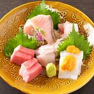 春夏秋冬、季節ごとに違うオススメの魚介類。丁寧に熟成し、魚個体の旨みを引き立てた旬魚を使用した一皿です。写真はお任せ5種盛。ほかに、お任せ3種盛もあるので、人数やシーンで選べます。