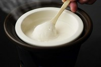 当店の豆腐工房にて、軟水を使用し濃度13%の濃い豆乳を作っています。出来立て豆腐の香りとまろやかさ、自家製豆乳から創る「豆腐料理」を 是非お楽しみください。
