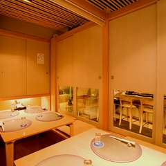 最大8名まで、人数に合わせて使える完全個室