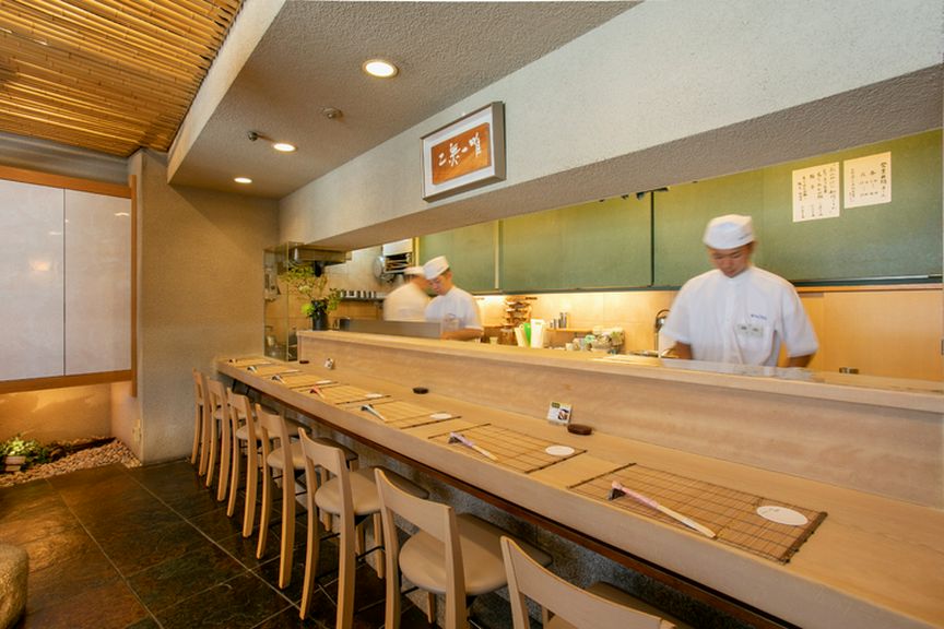 割烹ならではのカウンターには檜を使用。器も料理に合わせて厳選