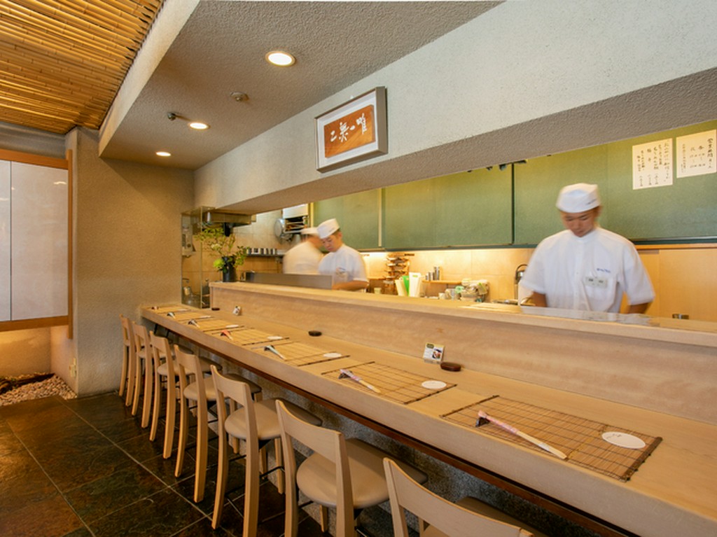 割烹ならではのカウンターには檜を使用。器も料理に合わせて厳選