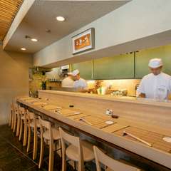 割烹ならではのカウンターには檜を使用。器も料理に合わせて厳選