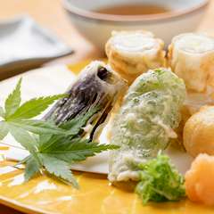 薄衣に旨みをギュッと閉じ込めた『揚げ物　天婦羅』