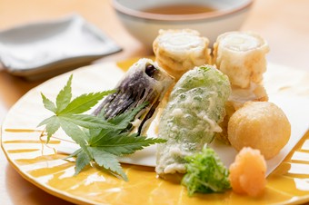 薄衣に旨みをギュッと閉じ込めた『揚げ物　天婦羅』