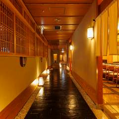 京都風の美しい石畳と庭園の見える洗練された日本料理店