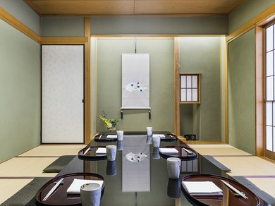 掘りごたつ式和室と小庭園の眺めを楽しめる、和の趣ある個室