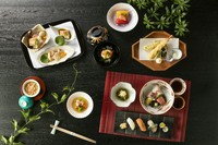 お誕生日やお祝い、ご家族でのお食事におすすめの会席料理。四季折々の旬の食材を使用した料理をお楽しみいただけます。
Main dishとRice dish のアップグレードバージョンのワンランク上の会席料理でございます。