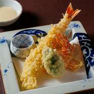 天然海老を使用した天ぷらは、老若男女から支持を集める逸品です。工夫が施された、バジルの天ぷらを添えたワイン塩と、柚子胡椒を隠し味にしたクリームチーズ味噌の2種類の味付けで。