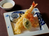 こだわりの塩や味噌でいただく『天然海老の天ぷら』
