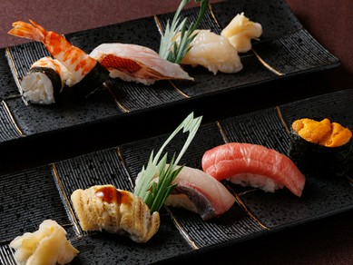 特別感のある10席の寿司カウンターで味わう『寿司コース　鮮魚握り寿司』