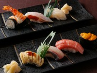 特別感のある10席の寿司カウンターで味わう『寿司コース　牡丹』