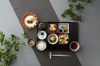 ・季節の小鉢
・お造り3種
・焼き魚と出し巻き玉子
・天ぷら盛り合わせ
・お味噌汁
・ご飯
・デザート

※2026.6より6800円