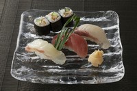 ・季節の小鉢
・真鯛煮付け
・握り寿司八貫
・細巻き寿司三巻
・お味噌汁
・デザート