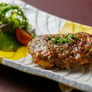 溶けるような食感の『奄美鮪のタータ』に使うのが、奄美産の「黒鮪」。福岡県産の「はかた地鶏」は真空調理し、創業200年を誇る老舗の特別味噌をアレンジした田楽で味わいます。