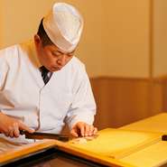 おいしい料理をゲストへ提供するだけでなく、食事の雰囲気やサービスも気に掛けます。ゲストの満足度を高めるために笑顔で対応。感謝の気持ちを伝えながら、心尽くしのおもてなしをされています。