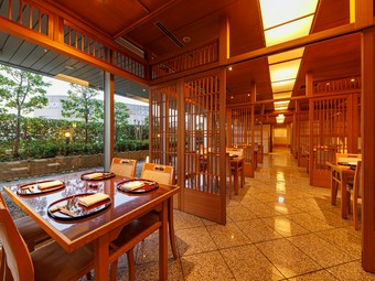 庭園の贅沢を楽しみ、個室で味わう日本料理