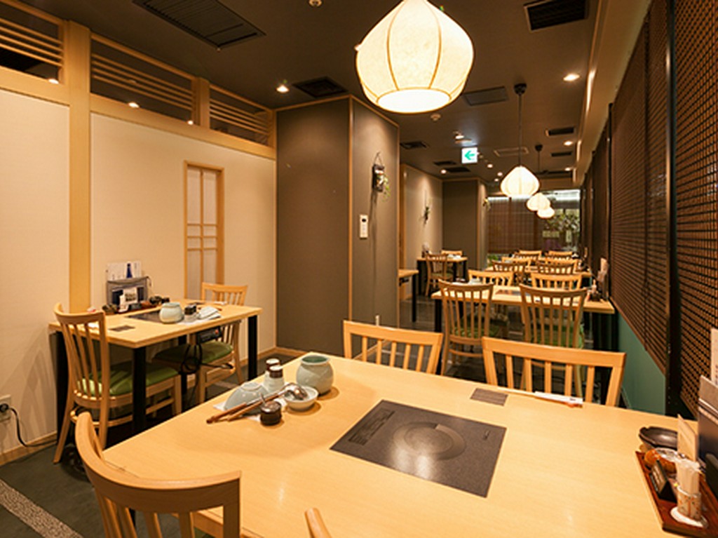 賑やかな街に佇む、落ち着いた和の空間