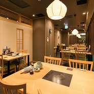 心斎橋駅直結とアクセスに恵まれながらも、街の喧騒を忘れられる、温もりに満ちた店内も魅力。のんびりと水たきと向き合うゆるやかな時間を、日々の贅沢に加えてみませんか。