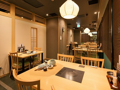 賑やかな街に佇む、落ち着いた和の空間