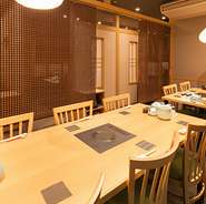 上質な食と和の趣きある空間は、接待・会食などのビジネスの席にも頼もしい存在。「華味鳥」の旨みに寄り添う、特別な日本酒「華米香」など、酒もこだわりの逸品を取り揃えています。