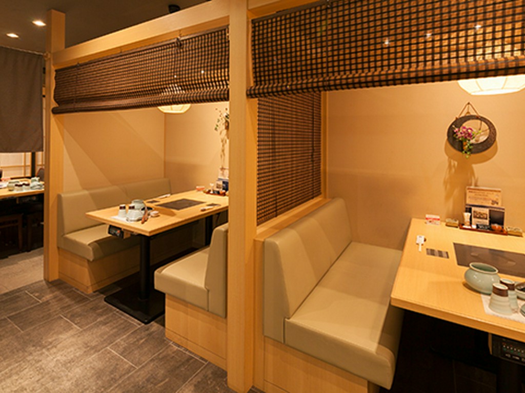 会食・宴会向けの半個室と、名物料理が集うコース料理も必見