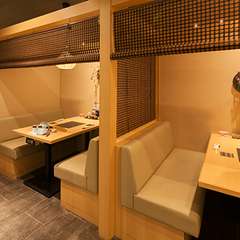 会食・宴会向けの半個室と、名物料理が集うコース料理も必見