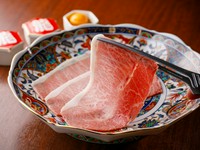 特別な製法で作った箸でつまんでも割れない特性卵黄のもっちりとした食感と濃厚な旨み
みすじの芯の一番大きな部分の薄切りで巻いてお召し上がり下さい