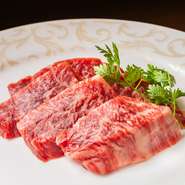 創業以来こだわる、肉の食感と脂の旨みに優れた『龍華園カルビ』