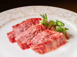 創業以来こだわる、肉の食感と脂の旨みに優れた『龍華園カルビ』