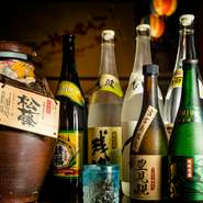 飲みやすい泡盛から、癖のある泡盛、古酒泡盛など幅広くあり、また地方さまざまな酒造からも取り揃えております！まだまだあなたの知らない泡盛があるかもしれません。是非一度スタッフまでお問い合わせ下さい。