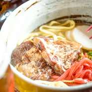 沖縄と言えばコレ！軟骨付のあばら肉（スペアリブ）がのった沖縄そばです。一度は食べたい本場沖縄の味。ハーフ650円