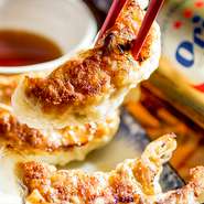 あぐー豚100%！！皮はパリッと、中はジューシー！何個でもいけちゃいます！たかが餃子と侮るなかれ、当店おかわり率No.1メニューです。
