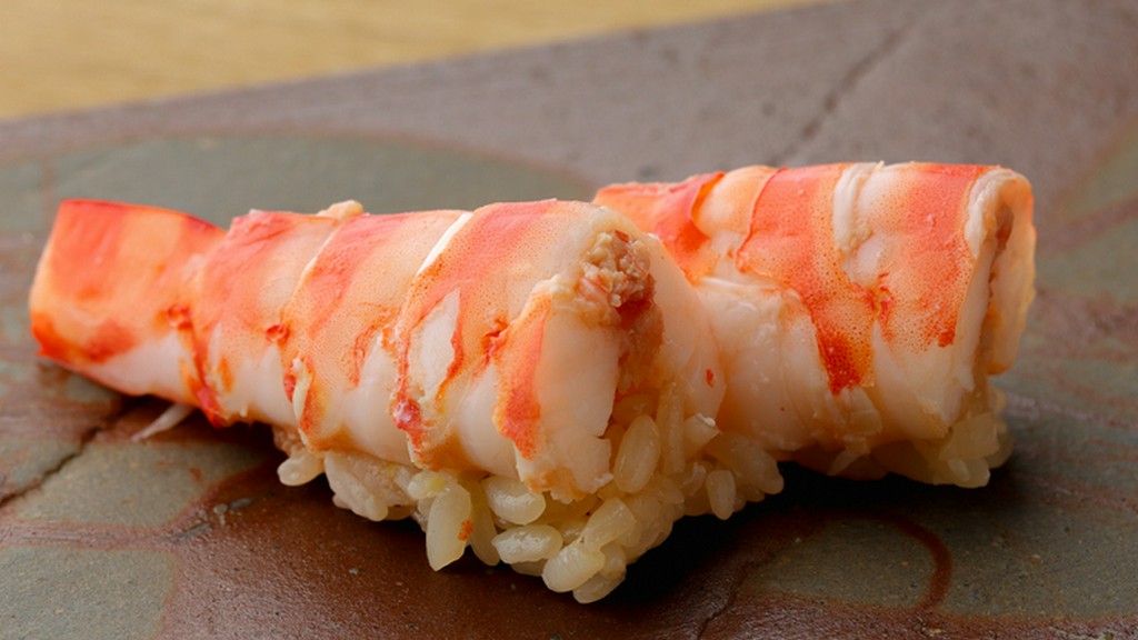 正統派江戸前寿司を軸に、新しい美味も楽しめるコースが評判