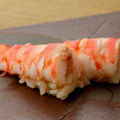 正統派江戸前寿司を軸に、新しい美味も楽しめるコースが評判