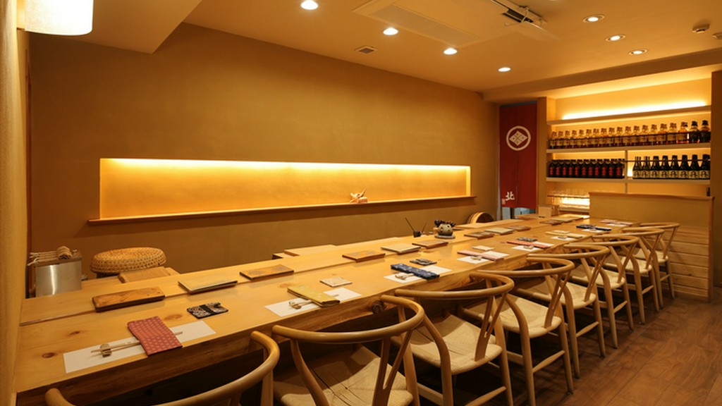 木の風合いが心地よい空間で、旬の滋味と温かなもてなしに和める