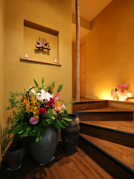 和モダンの凛とした設え、風雅な器や調度品、季節の生花も見事