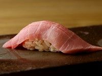 寿司の華・マグロは天然本マグロのみを使用。写真の例の中トロは、上品な脂と甘みが絶品！