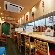 こぢんまりとしていて、アットホームな雰囲気も魅力。女性一人での来店も珍しくないのだとか。紫藤さんが優しく迎え入れてくれるので、小腹が空いた時などにも気軽に訪れられます。