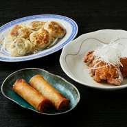 多彩なメニューも魅力の一つ。ジュレスープが自慢の『冷やしラーメン』やジューシーな「唐揚げ」など、小さい子どもから大人まで老若男女を問わず楽しめる料理ばかりで、家族水入らずの食事に最適です。