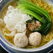 『小籠包』や『柚子塩ラーメン』のスープにも使われている、自慢のスープ。地鶏をコトコト煮込み、余計な脂を取り除くことで、あっさりとしていながら濃厚なコクのあるスープに仕上げています。