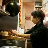 「おいしいと言っていただけることがうれしいんです」と笑顔で語る紫藤さん。手づくりにこだわり、一つ一つ丁寧につくられています。どこかホッとした気持ちにさせてくれる料理が魅力です。
